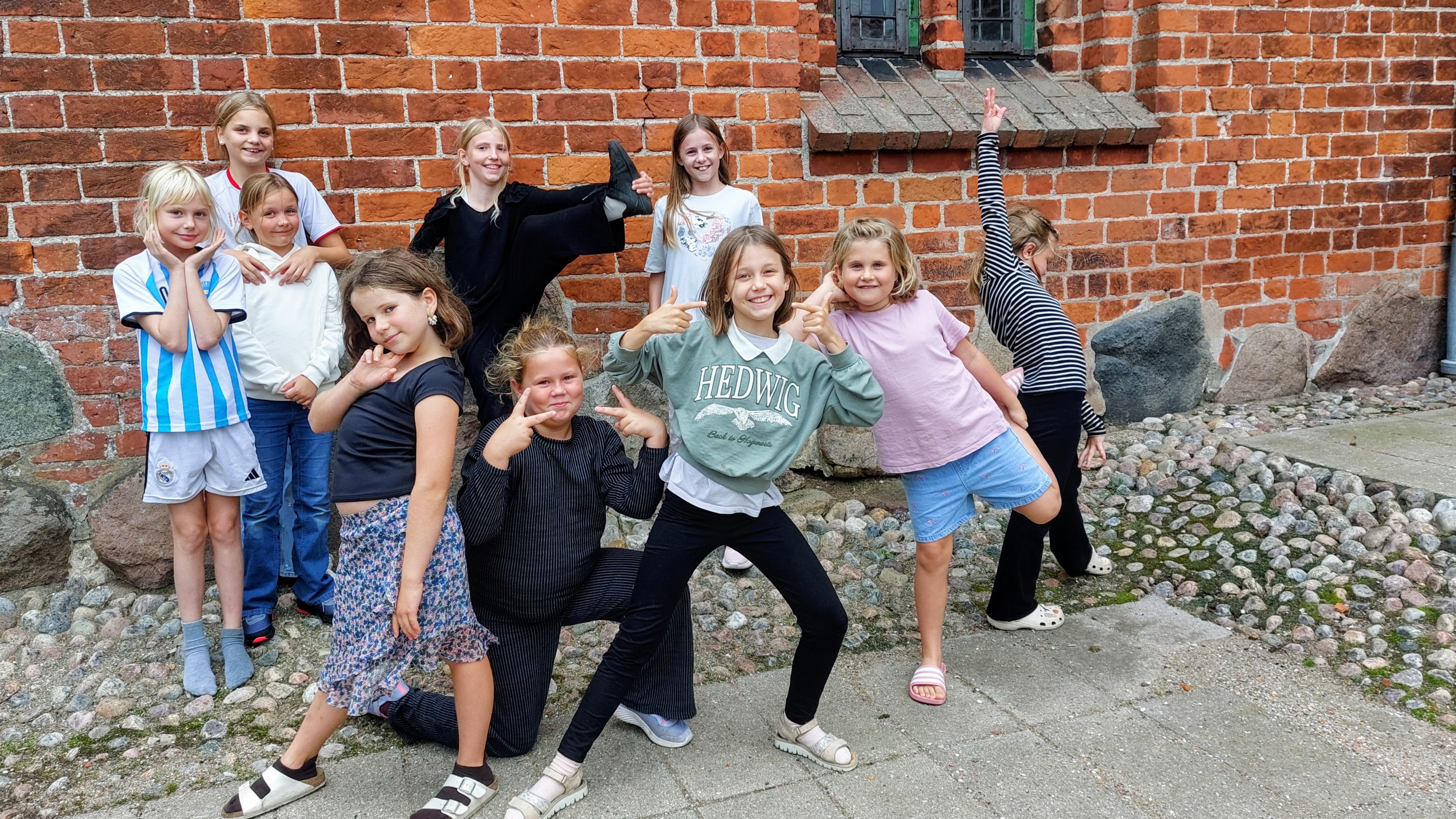 Haslev Kirkes Børnekor poserer glade foran Haslev Kirke