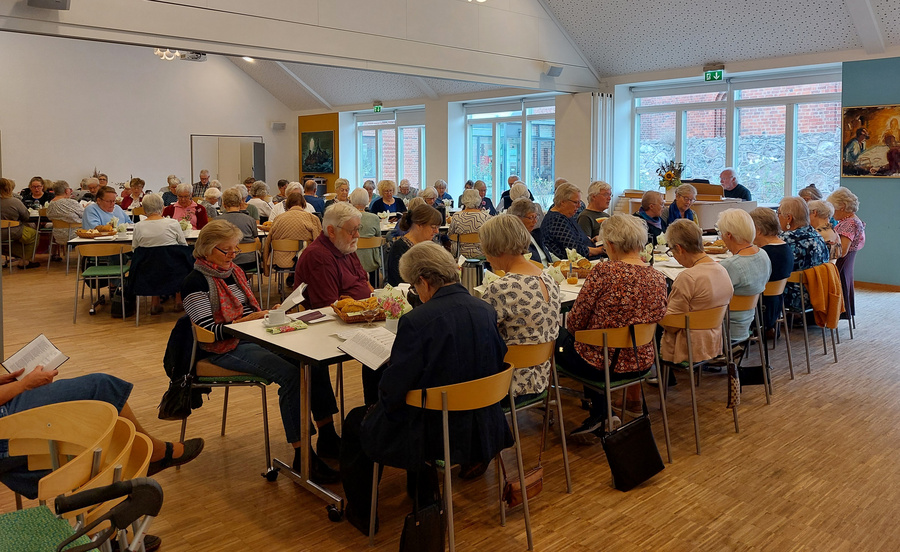 Kirkegængere samlet til sang og kaffe i sognegården.